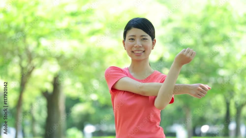 ストレッチをする女性 ストレッチをする女性