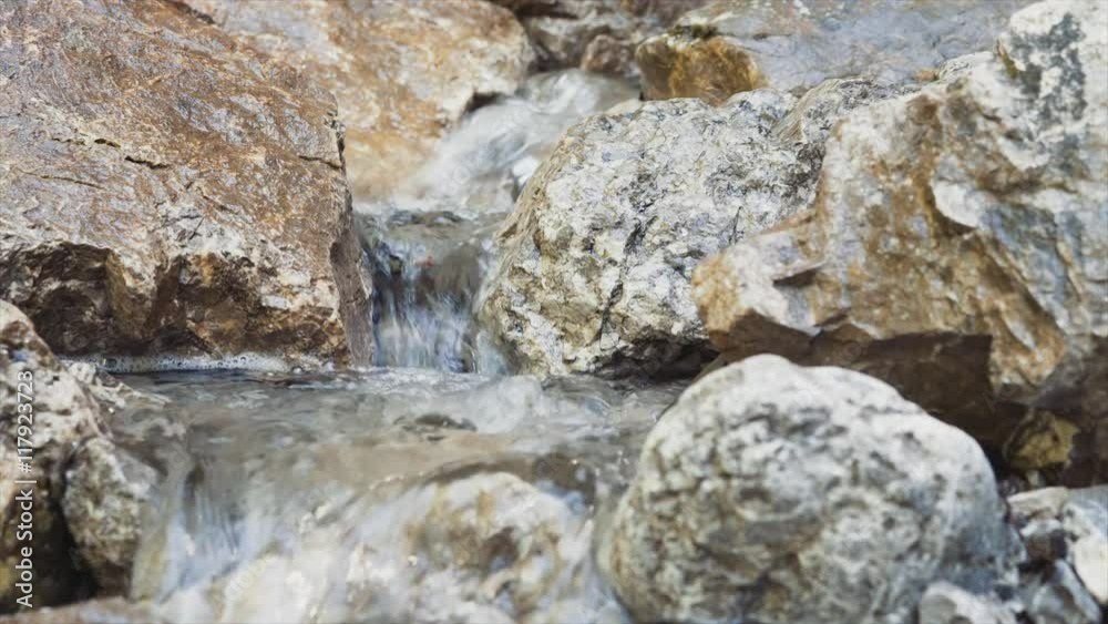 Kleiner Bach im Gebirge, mit sauberem und klarem Wasser aus einer Quelle im Gestein. Erfrischendes Quellwasser für Wanderer in den bayerischen Bergen und Alpen. Kleiner Bach im Gebirge, mit sauberem und klarem Wasser aus einer Quelle im Gestein. Erfrischendes Quellwasser für Wanderer in den bayerischen Bergen und Alpen.