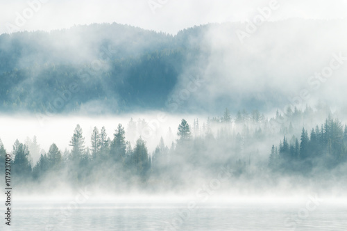 Ciężka mgła wczesnym rankiem na górskim jeziorze Wczesny poranek na jeziorze Yazevoe w górach Ałtaju, Kazachstan