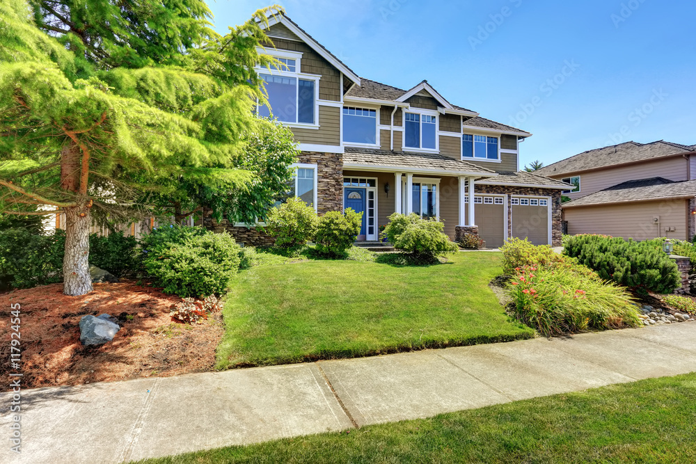 A very neat American house with gorgeous outdoor landscape.