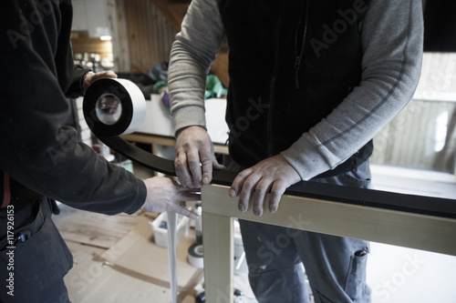 Obraz na płótnie Workers preparing to install new wooden windows w salonie