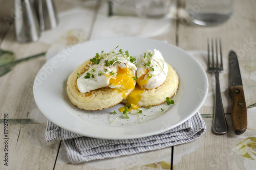 Crumpets with poached eggs