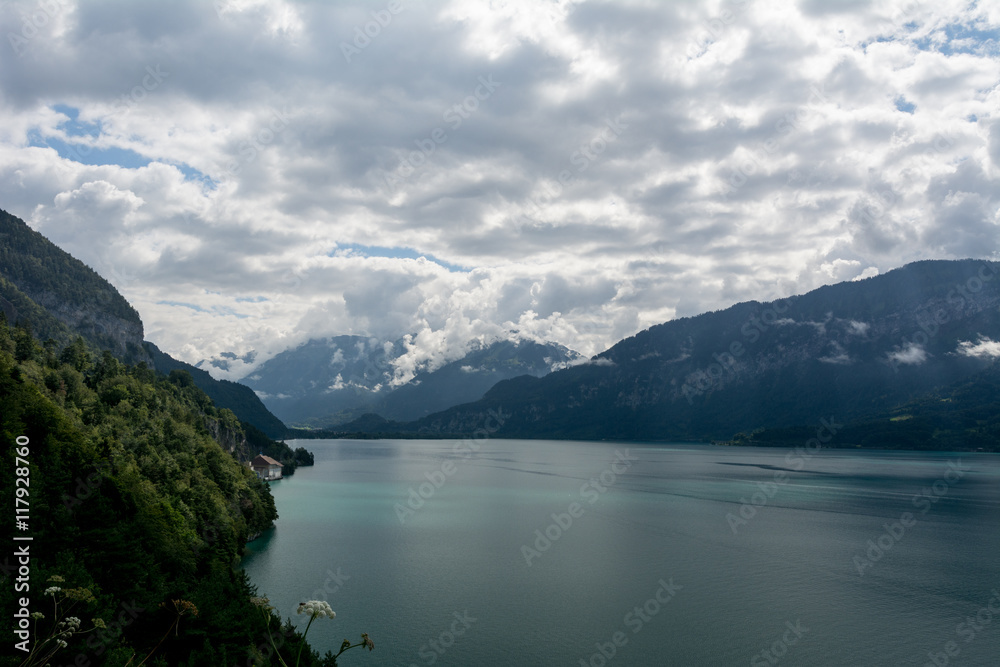 Strasse am See in der Schweiz