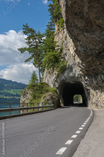 Strasse am See in der Schweiz