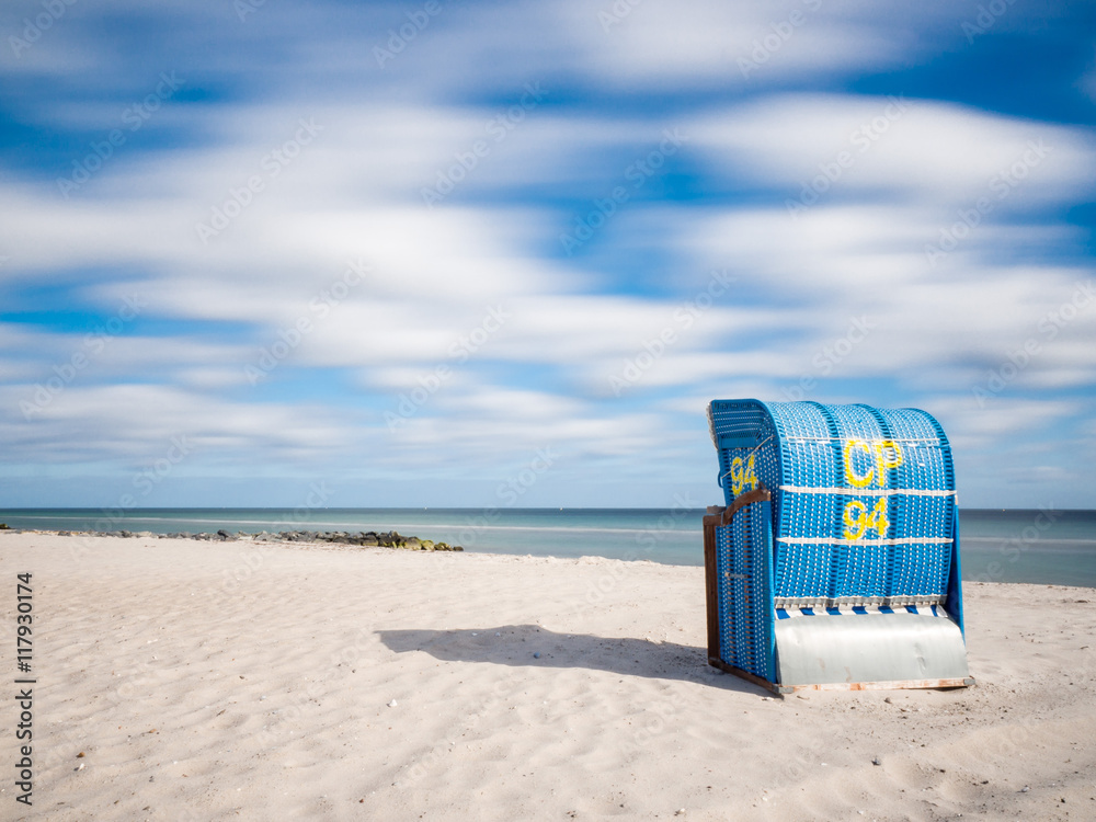 Strandkörbe am Strand im Sommer / Beach chairs at the beach in summer Strandkörbe am Strand im Sommer / Beach chairs at the beach in summer