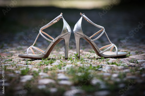 Sandali colore argento della sposa lasciate sul selciato
