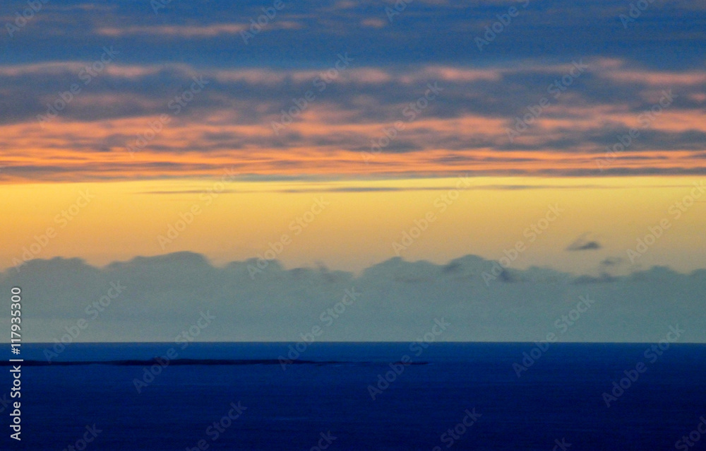 Naklejka premium Horizon after sunset