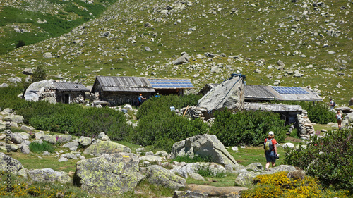 Bergeries des pozzi dans les montagnes Corse. photo