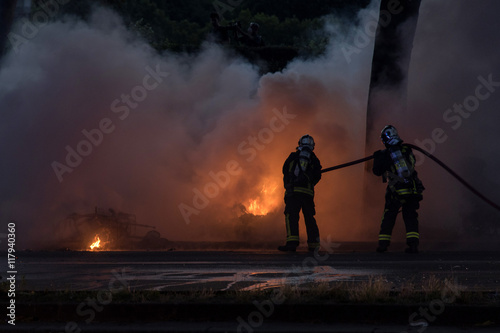 pompiers en action sur un incendie