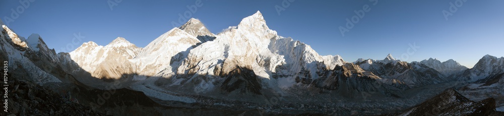 Evening panoramic view of Mount Everest from Kala Patthar