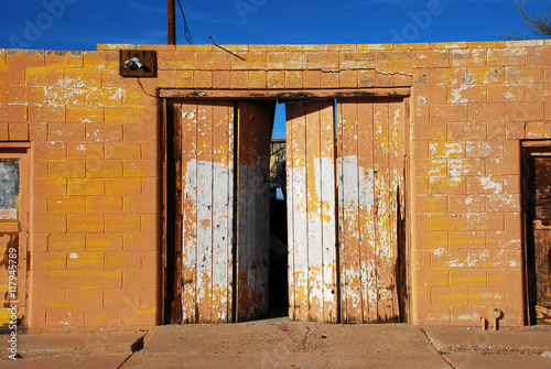 Old abandoned repair garage in Arizona desert