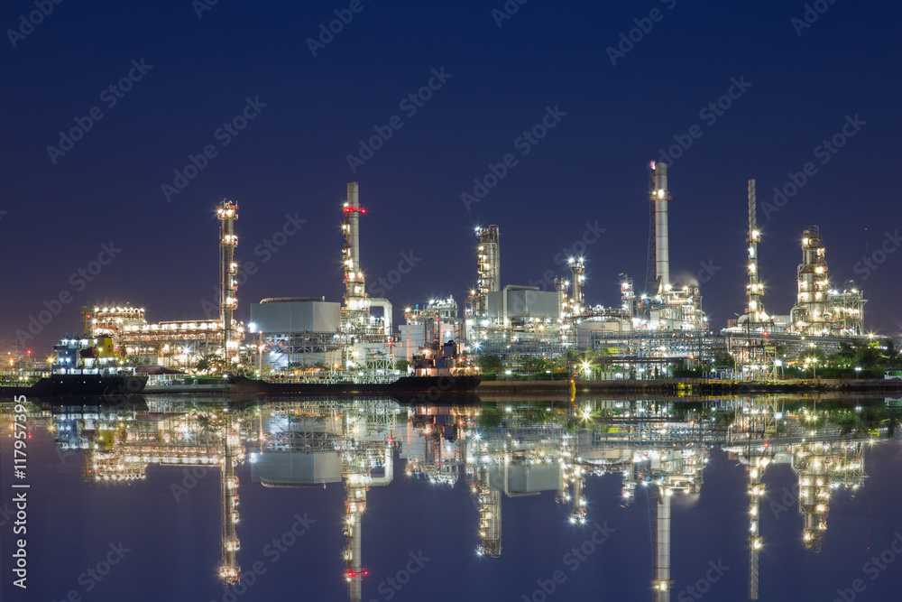 Onshore crude oil refinery that distillation crude oil to petroc