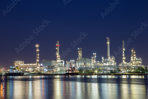 Onshore crude oil refinery that distillation crude oil to petrochemical products.