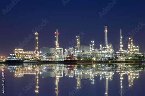 Onshore crude oil refinery that distillation crude oil to petroc