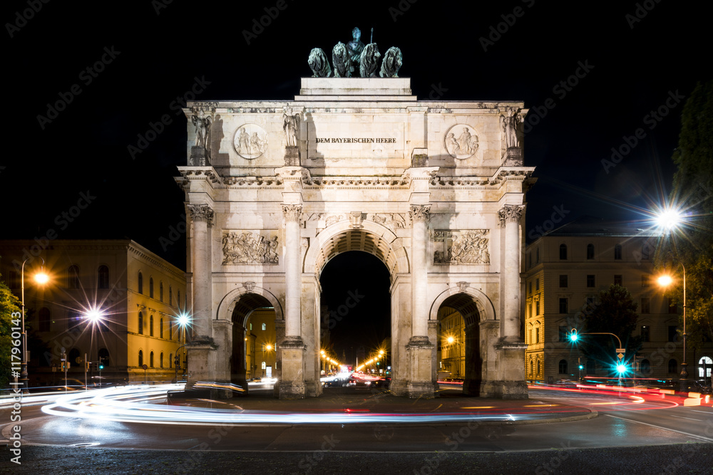 München Schwabing Siegestor bei Nacht mit Langzeitbelichtung