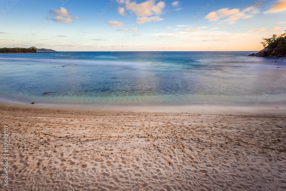plage des Seychelles au coucher du soleil plage des Seychelles au coucher du soleil