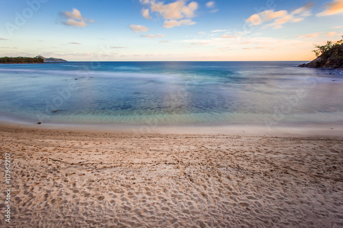 plage des Seychelles au coucher du soleil 