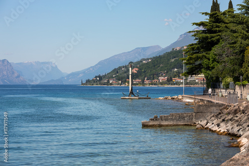 Bilde på lerret Shore of the Lake Garda in the village of Torri del Benaco in Italy