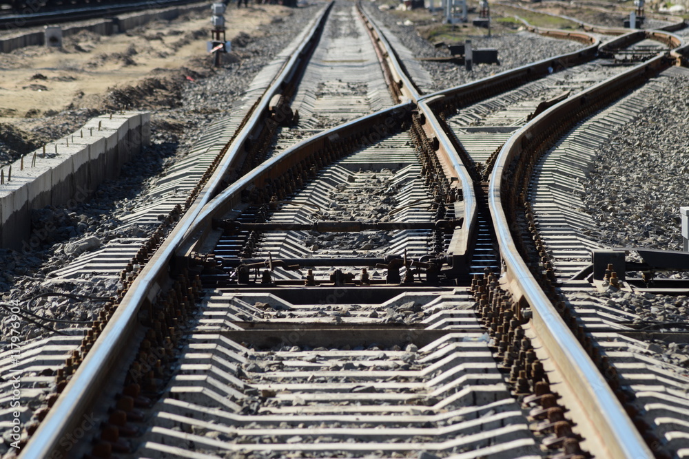 Obraz premium Railroad tracks at the train station