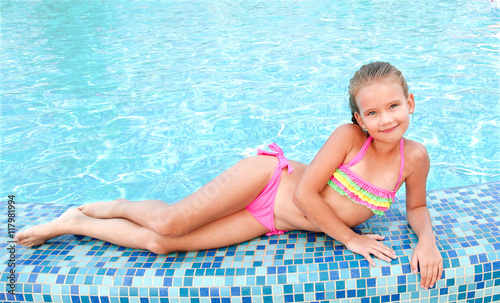Photo Adorable smiling little girl in swimming pool