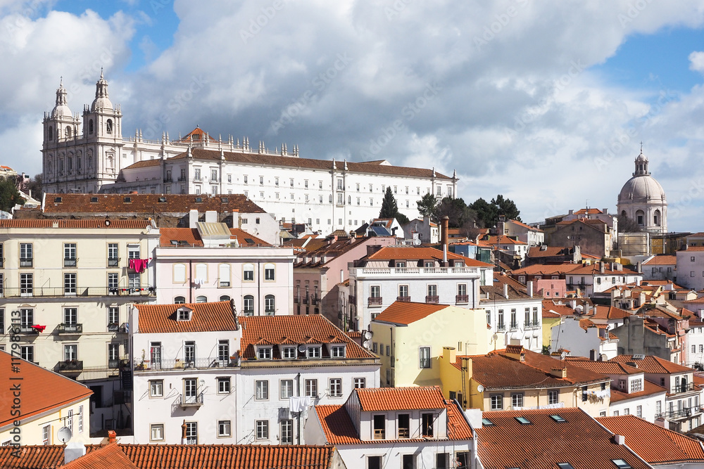 Blick auf das historische Zentrum und die Kathedrale Sé Patriarcal von Lissabon, Portugal