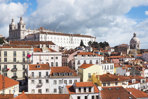 Blick auf das historische Zentrum und die Kathedrale Sé Patriarcal von Lissabon, Portugal photo