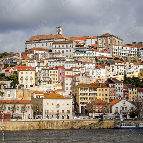 Blick auf Coimbra, Portugal, mit dem Fluss Mondego im Vordergrund