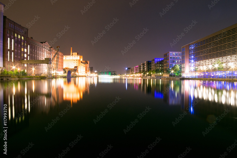 Duisburg Innenhafen bei Nacht