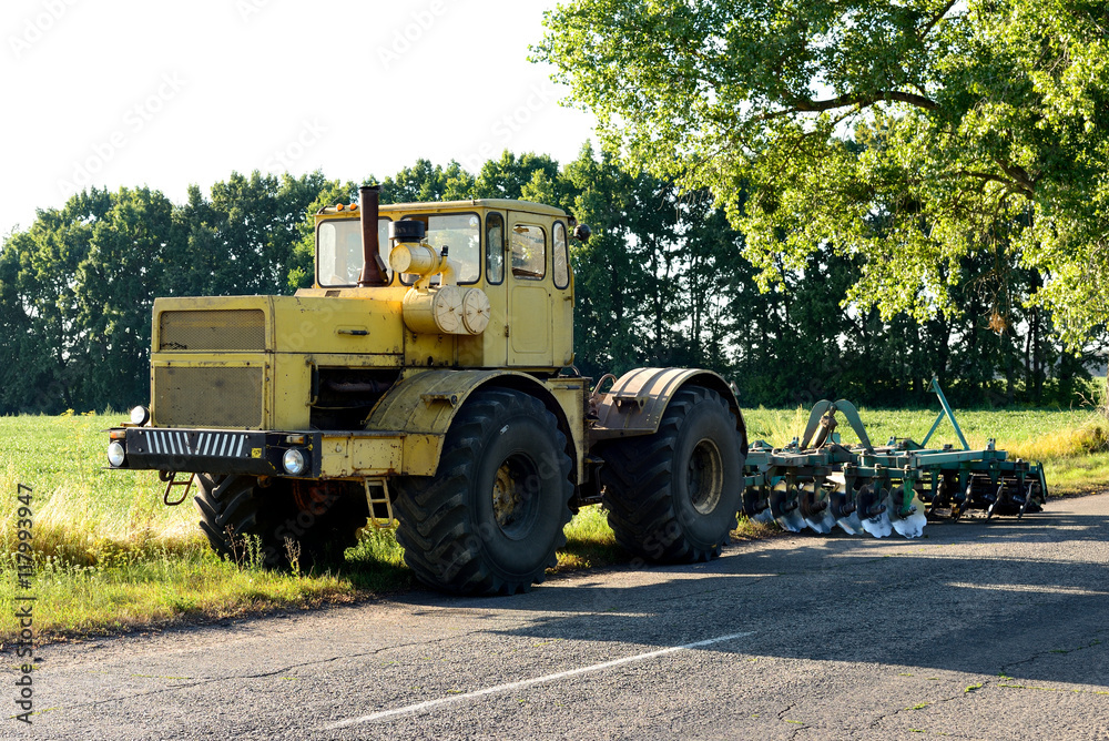 Obraz premium Yellow farm tractor