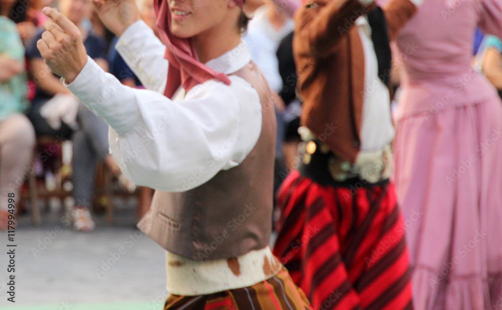 Obraz premium Danza tradicional argentina en un festival callejero