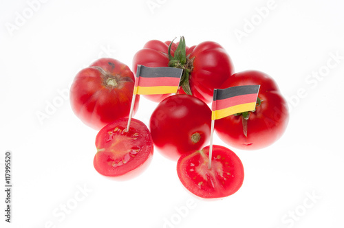 Biologisch angebaute deutsche Tomaten mit Landesfahne photo