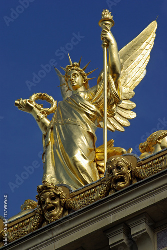 Statue dorée du toit de l'opéra Garnier à Paris, France