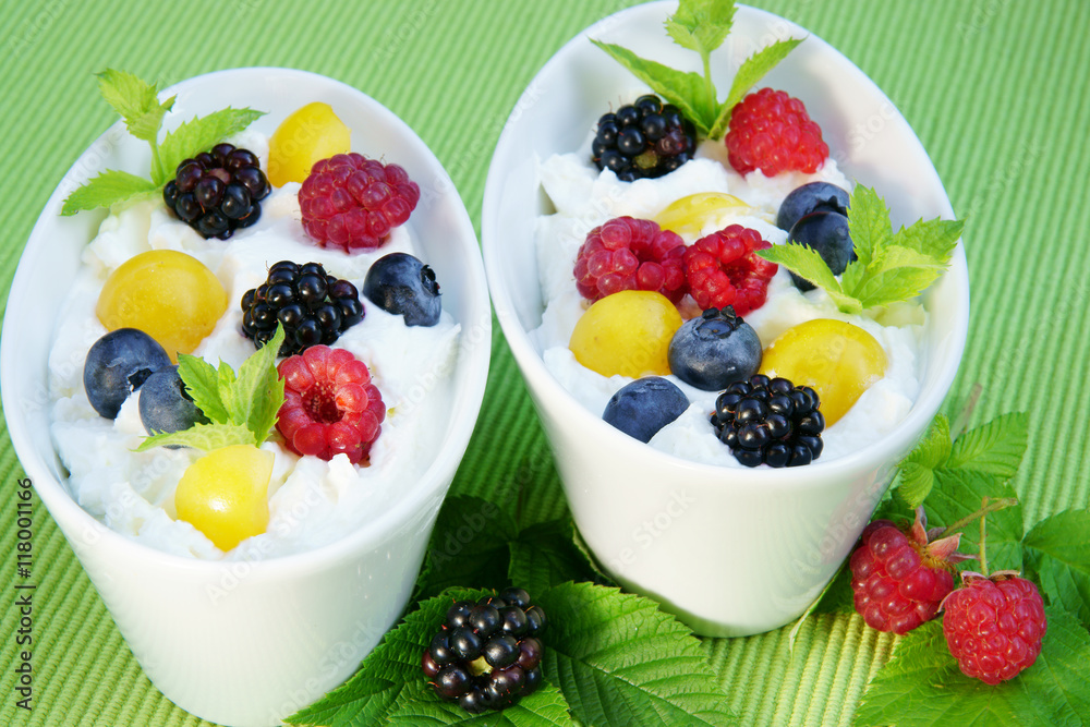Curd cheese with fresh fruits, Quark, Topfen, mit frischen Früchten, Himbeeren, Brombeeren, Heidelbeeren, Minze Curd cheese with fresh fruits, Quark, Topfen, mit frischen Früchten, Himbeeren, Brombeeren, Heidelbeeren, Minze