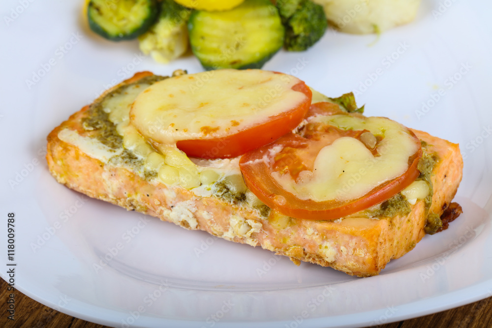 Baked salmon with pesto