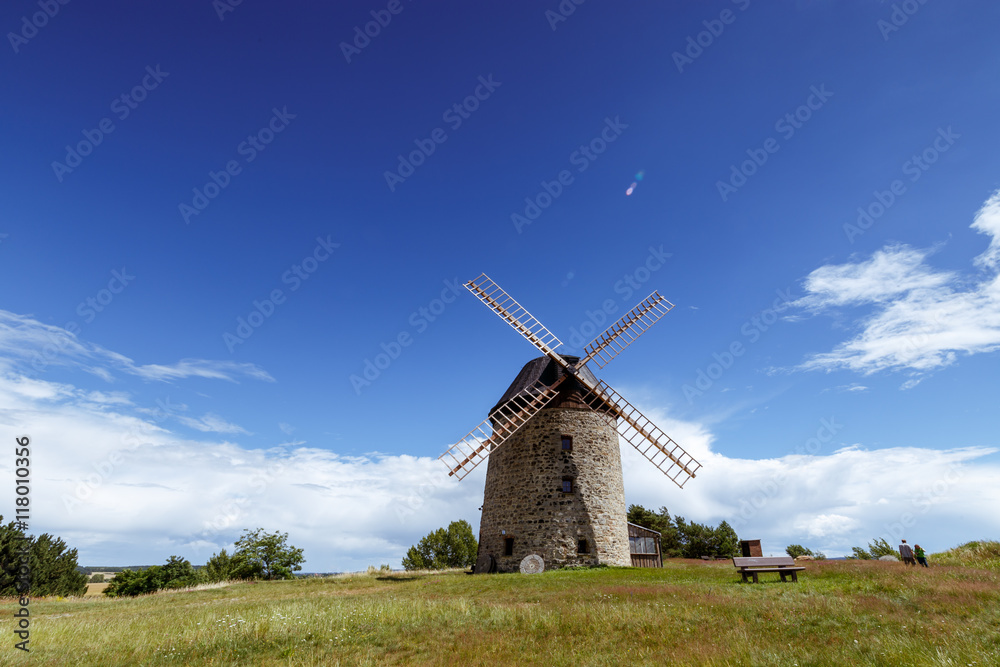 Fototapeta premium Blauer Himmel und Windmühle