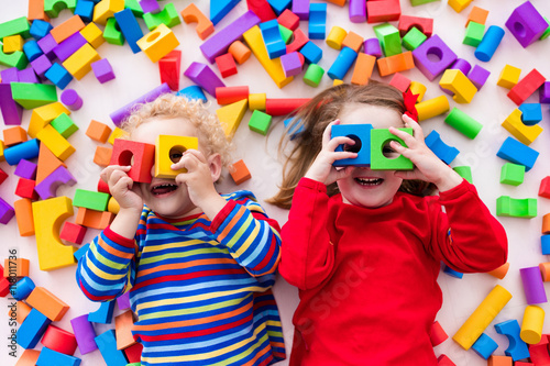Obraz na plátně Children playing with colorful blocks.