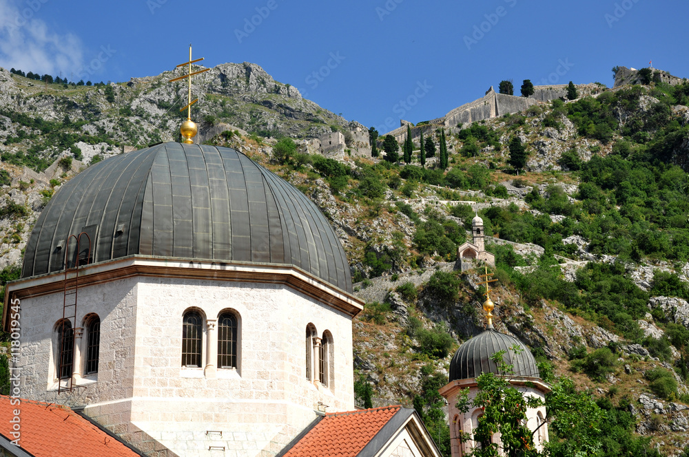 Kirche und Stadtmauer in Kotor