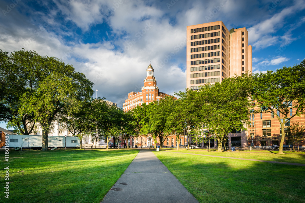 Fototapeta premium Walkways at the New Haven Green and buildings in downtown, in Ne