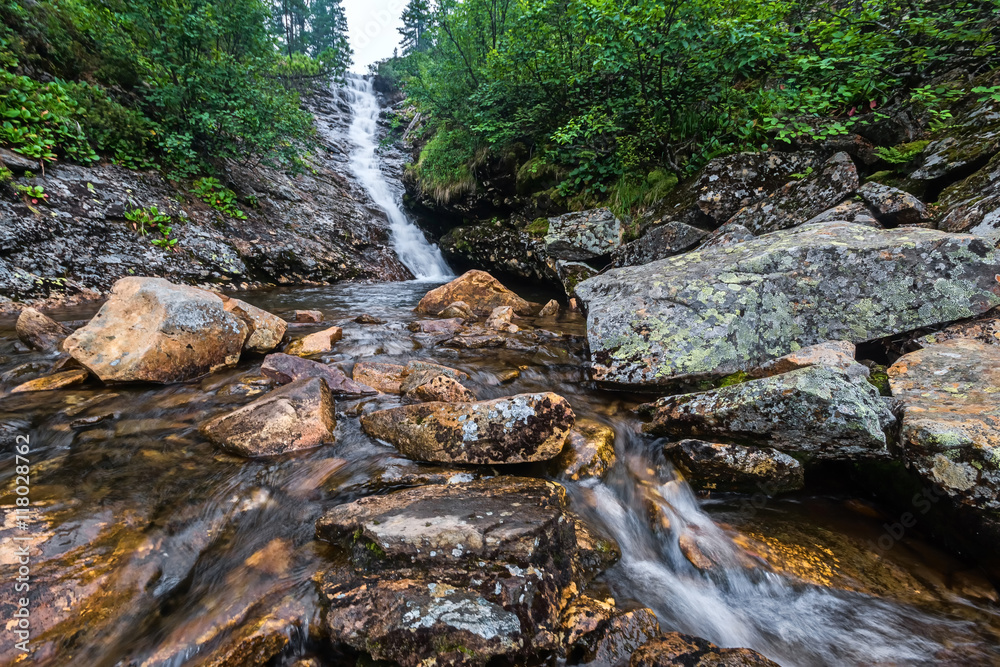 Obraz premium Waterfall on a mountain stream in Khamar-Daban ridge