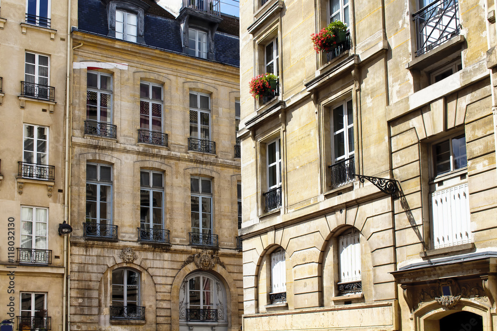 Architecture style of residential buildings in Paris