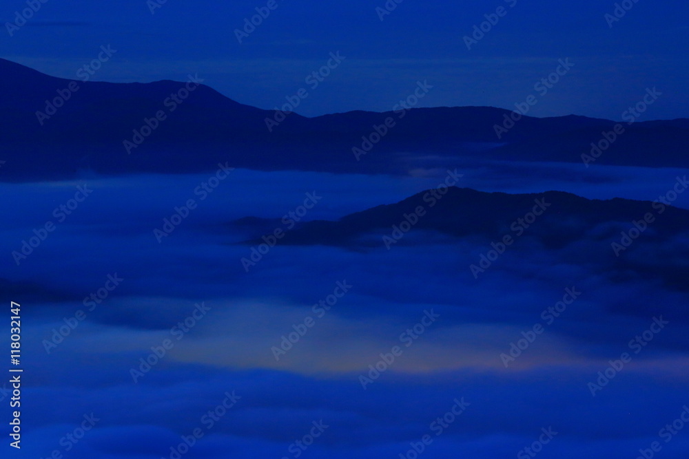 Fototapeta premium 岩手県遠野市 遠野盆地の雲海