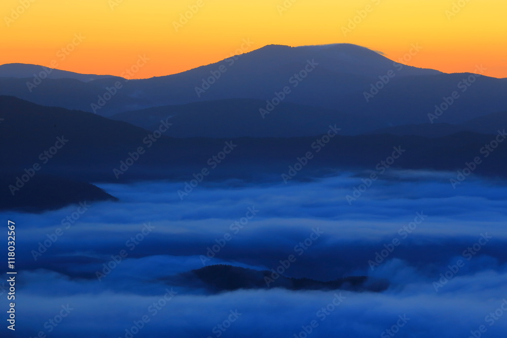 Obraz premium 岩手県遠野市 遠野盆地の雲海