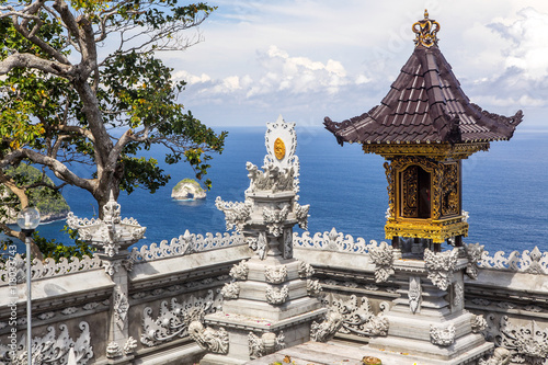 Obraz na płótnie cars celebrating the temple cars, in Nusa Penida-Bali, Indonesia w salonie