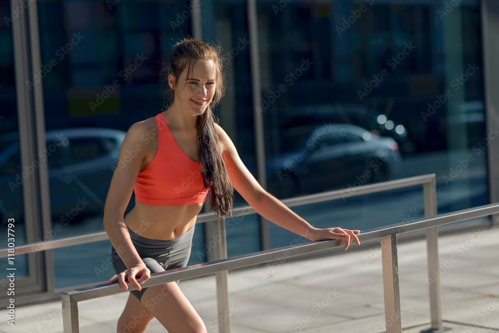 Lächelnde junge Frau macht Stretching Lächelnde junge Frau macht Stretching