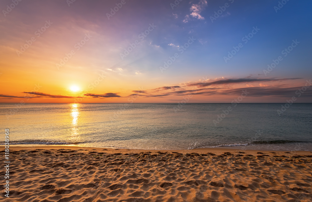 Obraz premium Beatiful sunrise on the tropical beach.