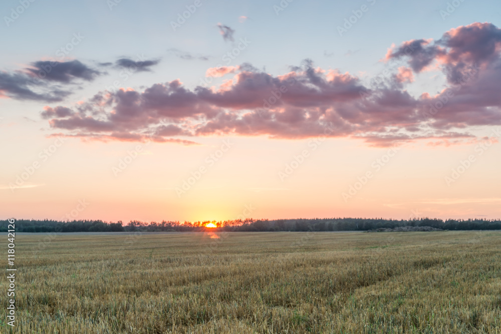 Закат в поле после сбора урожая