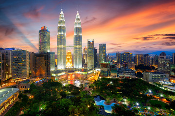 Tableau sur plexiglas Kuala Lumpur Kuala Lumpur au crépuscule reflets urbains Malaisie  © Patrick Foto