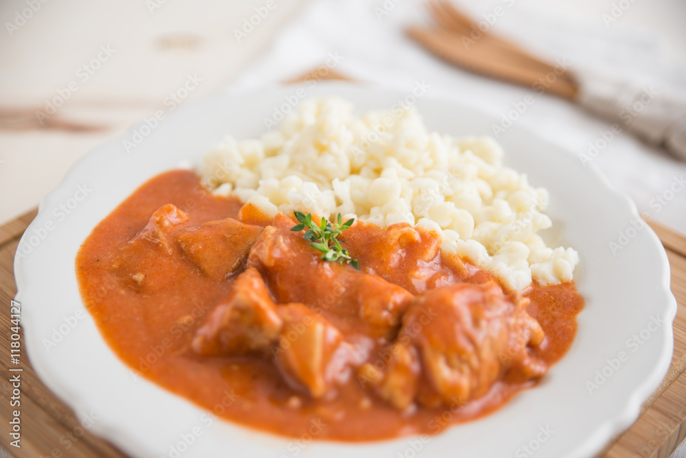 Gulasch mit Nockerl Gulasch mit Nockerl