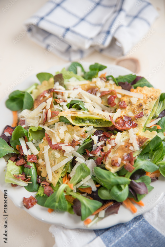 Salat mit gebratenen Maultaschen Salat mit gebratenen Maultaschen