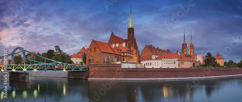 Naklejka na ścianę Panorama Wrocławia. Panoramiczny obraz Wrocławia, Polska podczas zmierzchu niebieskiej godziny.